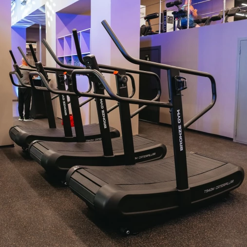 Беговая дорожка профессиональная инерционная механическая BRONZE GYM T940M CATERPILLAR (new 2026)