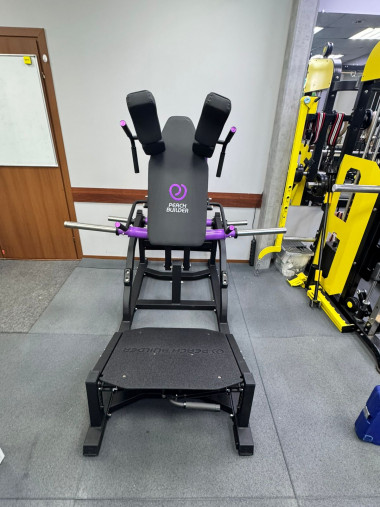 Тренажер Гак V-присед серии Peach Builder PB311 нагружаемый дисками Тренажер Гак V-присед серии Peach Builder PB311 нагружаемый дисками